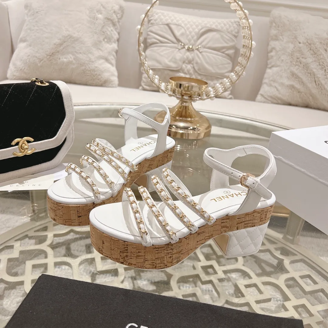 👟👟Ex-factory price 620👟👟 🔥🔥Chanel Xiaoxiang 2024 latest catwalk fashion rhinestone chain decoration 🦋high heels top quality! Accurate to 1:1, light luxury without tiring the feet, the upper feet can be matched with spring and summer clothes at will, highlighting texture and taste, simple yet luxurious appearance, even if it is just a pair of sandals, it is definitely a must-have pair in the summer shoe cabinet. Upper: imported cloth/cowhide. Color: six colors. Lining: imported sheepskin lining. Outsole: Italian leather outsole. Heel height: 7.5cm. Water table: 2.5cm. Code number: 35-40 (40.41.42 custom-made, non-refundable)